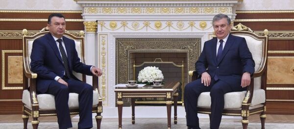 Встреча президента Узбекистана Шавката Мирхиёева с премьер-министром Таджикистана Кохиром Расулзодой - Sputnik Азербайджан