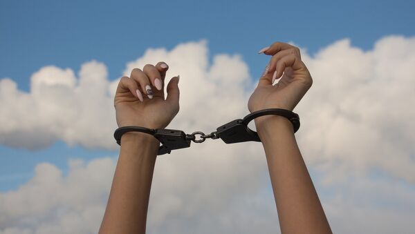 Девушка в наручниках. Архивное фото - Sputnik Azərbaycan
