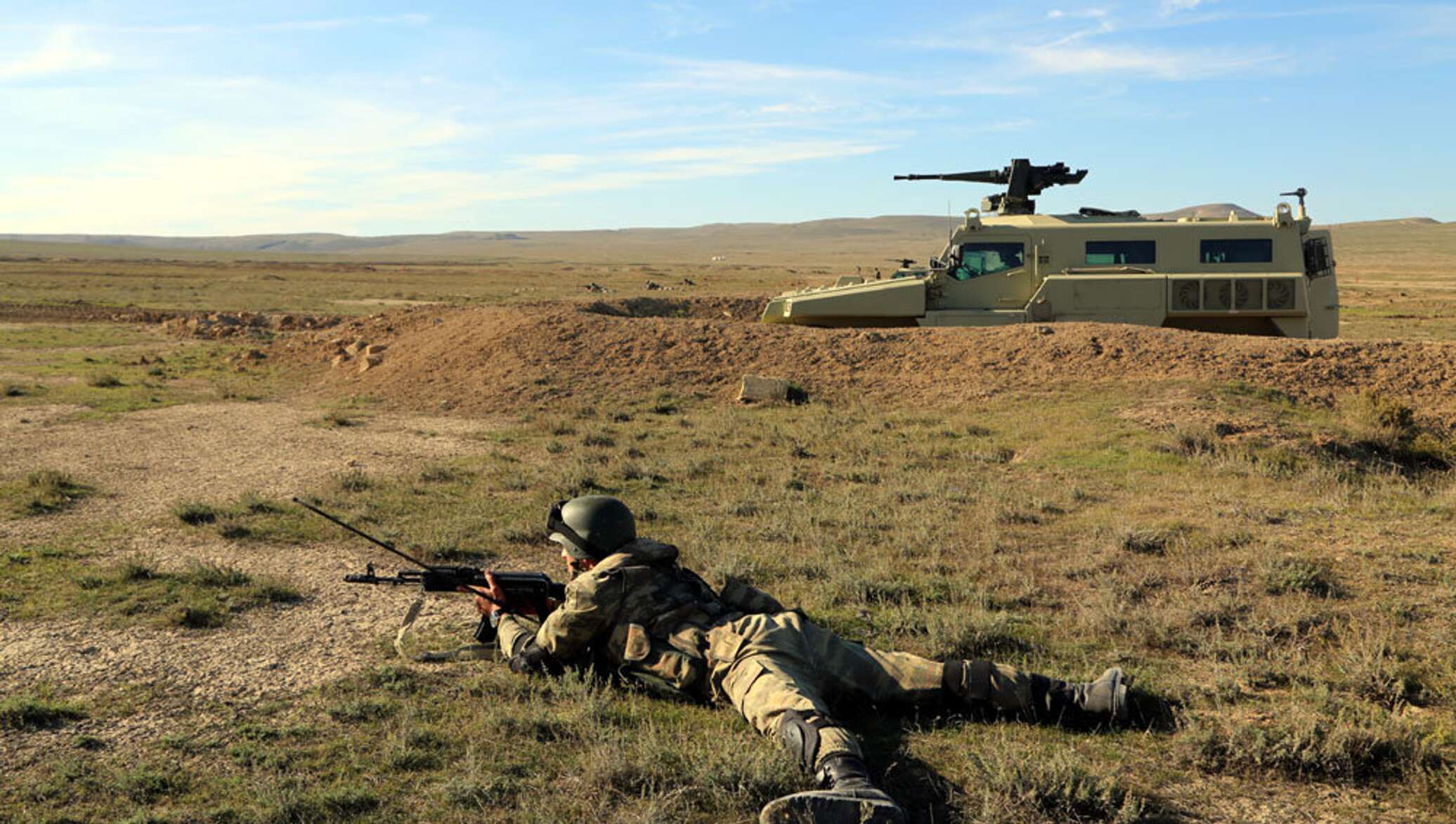 Военным путем. Азербайджанские военные стреляют. Военно-политическая обстановка на Кавказе. Армянская армия стрельба. Азербайджанские военнослужащие на фронте.