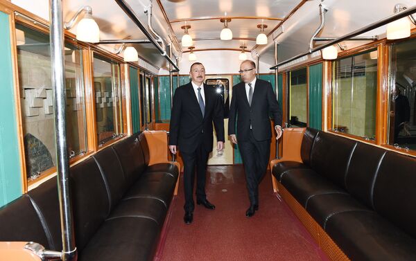 Ильхам Алиев ознакомился с ретро-вагонами Бакинского метрополитена - Sputnik Азербайджан