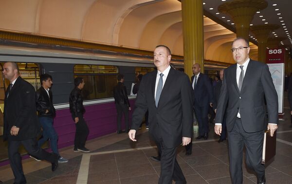 Ильхам Алиев ознакомился с ретро-вагонами Бакинского метрополитена - Sputnik Азербайджан
