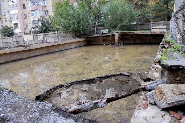 Водный резервуар, снесенный строительной компанией Водный резервуар, снесенный строительной компанией - Sputnik Азербайджан