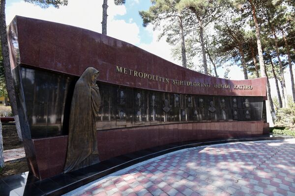 Памятник в честь сотрудников метрополитена, павших шехидами в карабахской войне Памятник в честь сотрудников метрополитена, павших шехидами в карабахской войне - Sputnik Азербайджан
