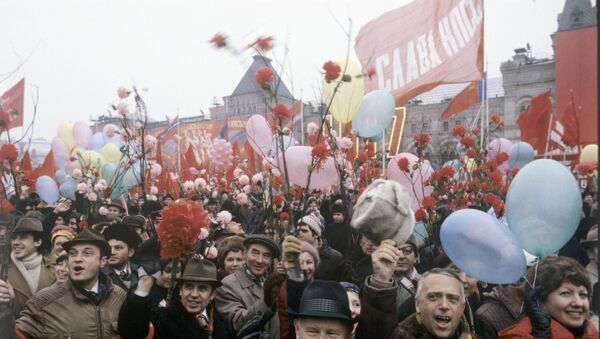 Участники демонстрации на Красной площади в День празднования 64-ой годовщины Великой Октябрьской Социалистической революции, Москва, 7 ноября 1981 года - Sputnik Азербайджан