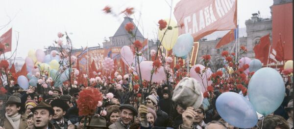 Участники демонстрации на Красной площади в День празднования 64-ой годовщины Великой Октябрьской Социалистической революции, Москва, 7 ноября 1981 года Участники демонстрации на Красной площади в День празднования 64-ой годовщины Великой Октябрьской Социалистической революции, Москва, 7 ноября 1981 года - Sputnik Азербайджан