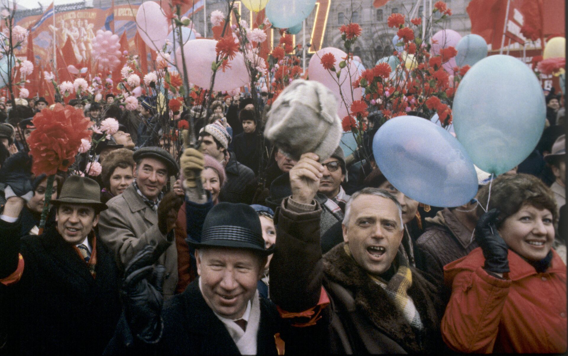 После 7 ноября. Демонстрация 7 ноября в СССР. Парад Октябрьской революции 1991. Шествии Октябрьской революции. 7 Ноября в Советском Союзе.