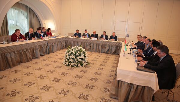 В Баку проходит четырехсторонняя встреча Рабочей группы по развитию западного направления международного транспортного коридора Север-Юг - Sputnik Азербайджан
