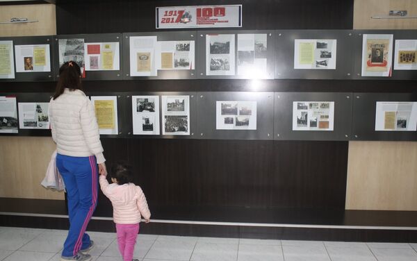 В РИКЦ развернута фотовыставка, посвящённая 100-летию Великой Октябрьской социалистической революции - Sputnik Азербайджан