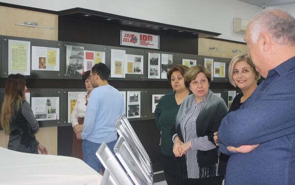 В РИКЦ развернута фотовыставка, посвящённая 100-летию Великой Октябрьской социалистической революции - Sputnik Азербайджан