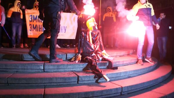 Националисты сожгли чучело Ленина в Киеве - Sputnik Азербайджан