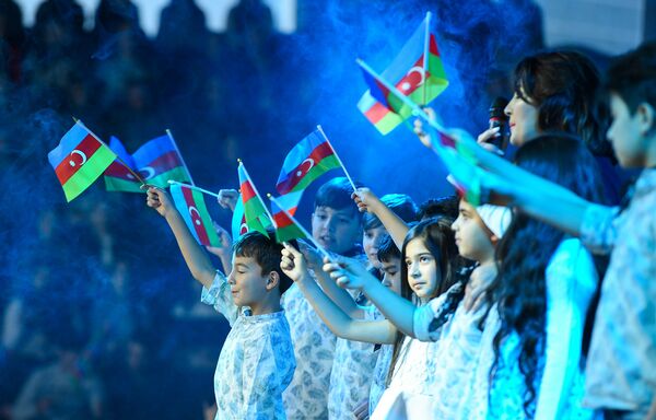 Четвертый фестиваль флага, посвященный празднованию Дня Государственного флага, в Бакинском дворце спорта - Sputnik Азербайджан