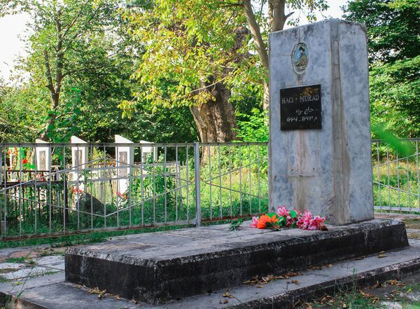 Могила Хаджи-Мурата в селе Тангыт Гахского района Азербайджана Могила Хаджи-Мурата в селе Тангыт Гахского района Азербайджана - Sputnik Азербайджан