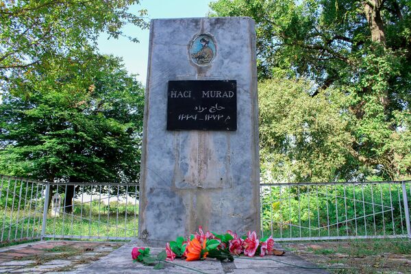 Eще в 50-x годах прошлого века учеными было доказано, что в могиле захоронено тело Хаджи-Мурата Eще в 50-x годах прошлого века учеными было доказано, что в могиле захоронено тело Хаджи-Мурата - Sputnik Азербайджан