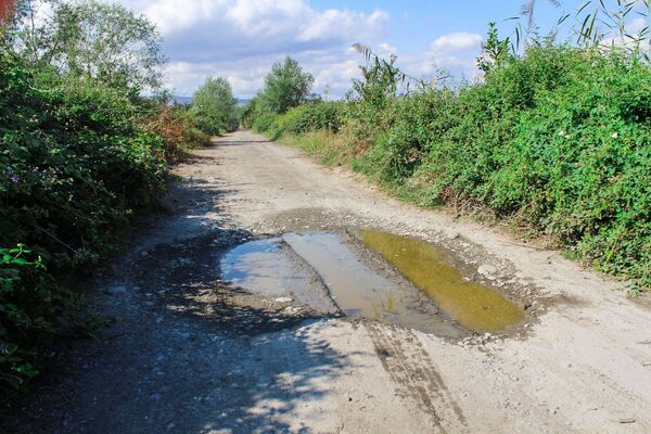 Дорога, ведущая к могиле известного героя, находится в плачевном состоянии Дорога, ведущая к могиле известного героя, находится в плачевном состоянии - Sputnik Азербайджан