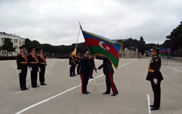 Церемония вручения боевых знамен специальным учебным заведениям Министерства обороны Азербайджана - Sputnik Азербайджан