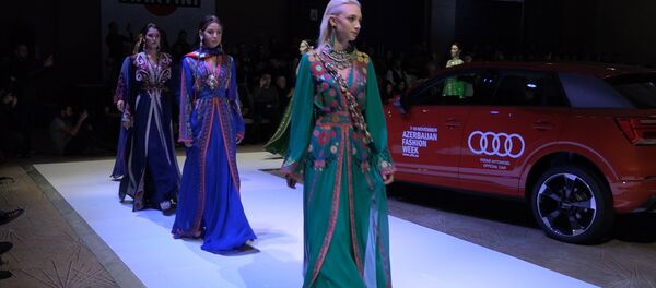 Высокая мода Востока на Azerbaijan Fashion Week - Sputnik Азербайджан