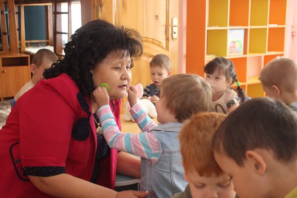 Директор детского дома Умит Майра Бейсеканова Директор детского дома Умит Майра Бейсеканова - Sputnik Азербайджан