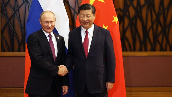 Rusiya Prezidenti Vladimir Putin və Çin sədri Si Cin Pin, arxiv şəkli - Sputnik Azərbaycan