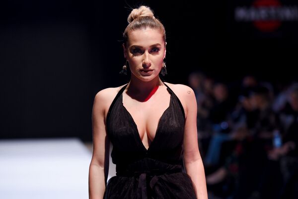 Второй день Azerbaijan Fashion Week весна-лето 2018 - Sputnik Азербайджан