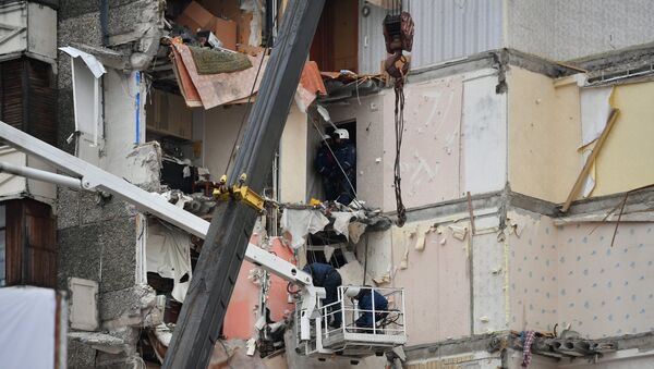 Сотрудники МЧС РФ на месте обрушения части жилого панельного дома по Удмуртской улице в Ижевске - Sputnik Азербайджан