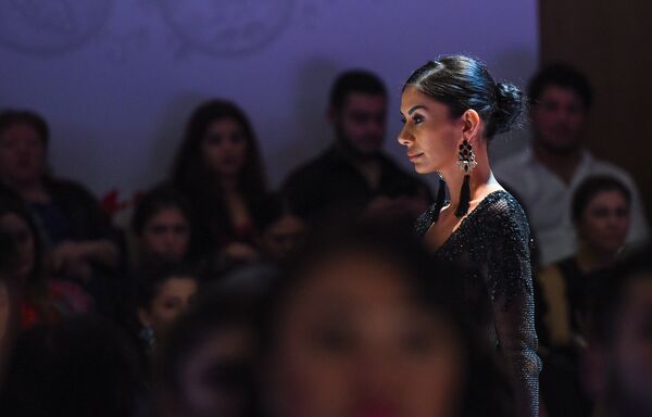 Шестой сезон азербайджанской недели моды Azerbaijan Fashion Week, завершительный день - Sputnik Азербайджан