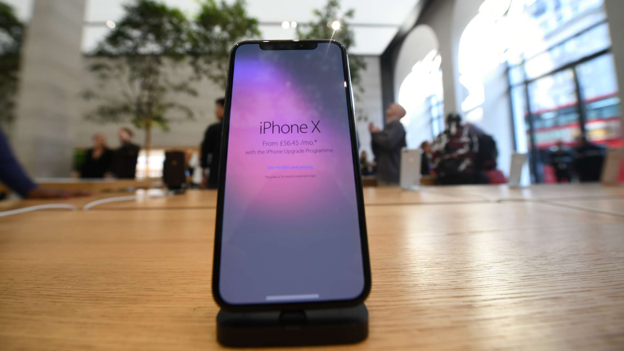 Как выглядит перечеркнувшая репутацию iPhone X тонкая зеленая линия