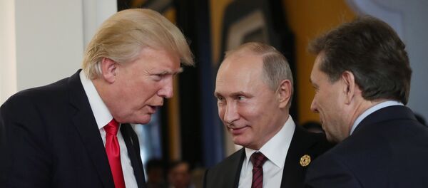 Президент РФ Владимир Путин и президент США Дональд Трамп в перерыве рабочего заседания лидеров экономик форума Азиатско-Тихоокеанского экономического сотрудничества (АТЭС) - Sputnik Азербайджан