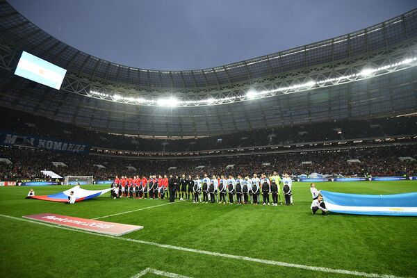 Игроки сборной России (слева) и Аргентины перед началом товарищеского матча по футболу на стадионе Лужники - Sputnik Азербайджан