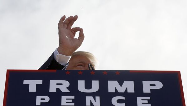Кандидат в президенты от Республиканской партии США Дональд Трамп выступает в Портсмуте, штат Нью-Хэмпшир, 15 октября 2016 года - Sputnik Азербайджан
