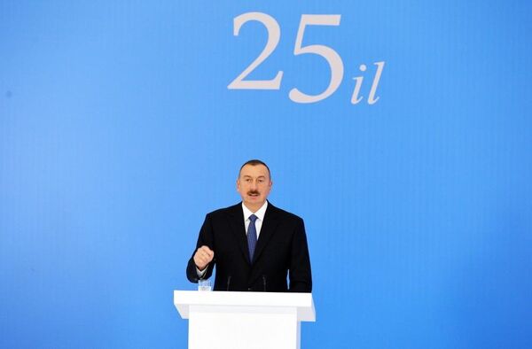 Президент принял участие в торжественной церемонии по случаю 25-й годовщины создания партии Ени Азербайджан Президент принял участие в торжественной церемонии по случаю 25-й годовщины создания партии Ени Азербайджан - Sputnik Азербайджан