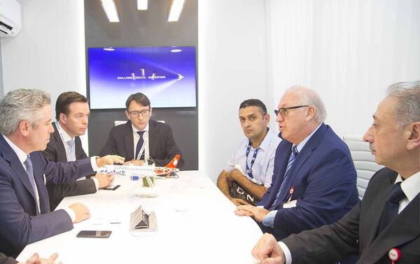На выставке Dubai Airshow 2017 достигнут ряд ключевых договоренностей в области гражданской авиации Азербайджана - Sputnik Азербайджан