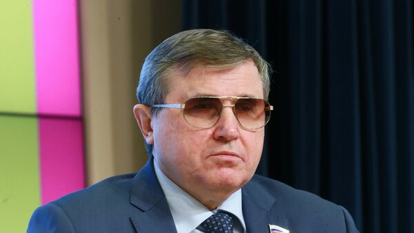 Первый заместитель председателя комитета Государственной Думы РФ по образованию и науке Олег Смолин - Sputnik Азербайджан