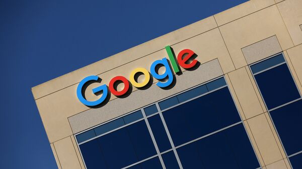 Эмблема Google на здании компании в Калифорнии, США - Sputnik Azərbaycan