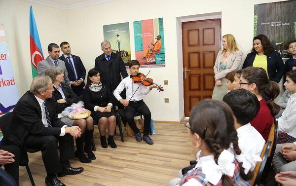 Посол США в Азербайджане Роберт Секута посетил Центр Сальян-Америка - Sputnik Азербайджан