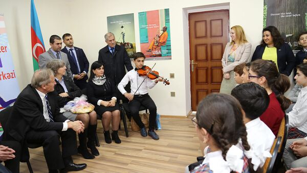 Посол США в Азербайджане Роберт Секута посетил Центр Сальян-Америка - Sputnik Азербайджан