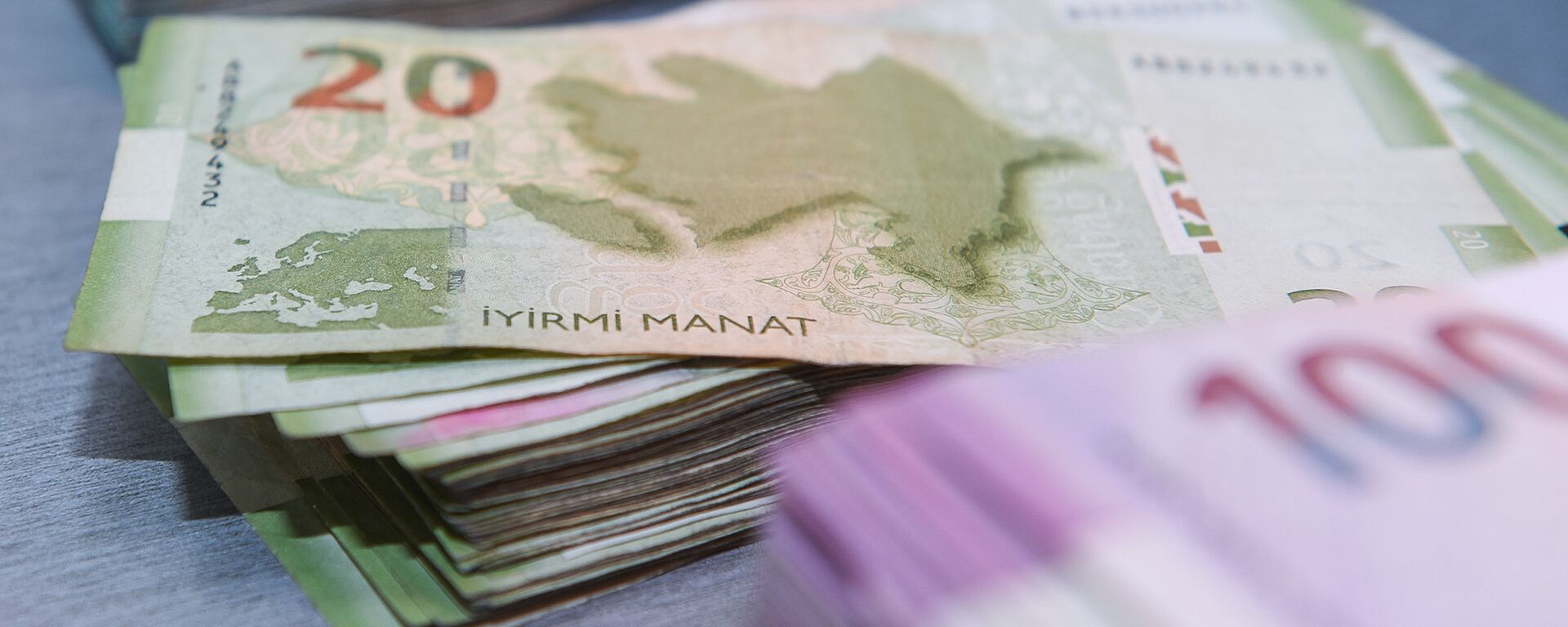 Деньги, азербайджанские манаты, банкноты - Sputnik Азербайджан, 1920, 03.11.2021