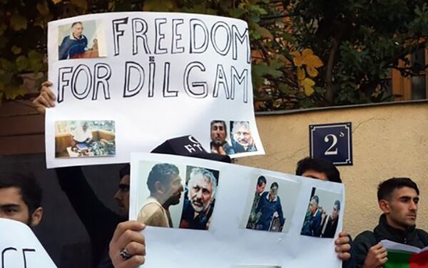 Перед посольством Армении в Тбилиси прошла акция с требованием освободить Дильгама Аскерова и Шахбаза Гулиева - Sputnik Азербайджан
