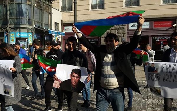 Перед посольством Армении в Тбилиси прошла акция с требованием освободить Дильгама Аскерова и Шахбаза Гулиева - Sputnik Азербайджан