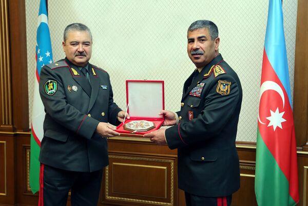 Подписан план двустороннего военного сотрудничества между Азербайджаном и Узбекистаном Подписан план двустороннего военного сотрудничества между Азербайджаном и Узбекистаном - Sputnik Азербайджан