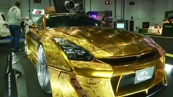 На автосалоне в Дубае представили золотой спорткар - Sputnik Азербайджан