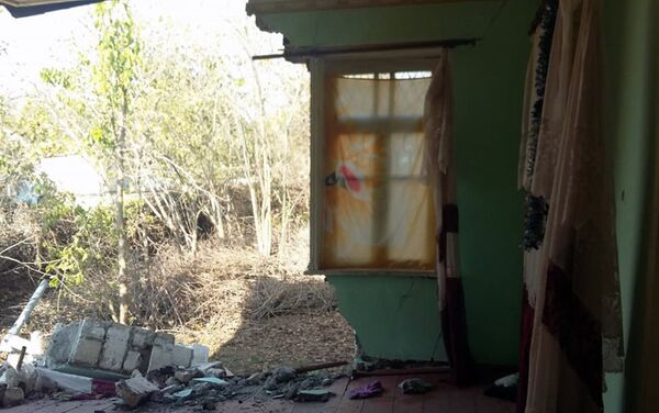 Разрушенный в результате землетрясения частный дом жительницы села Учоглан Агдамского района Захры Сафаровой - Sputnik Азербайджан