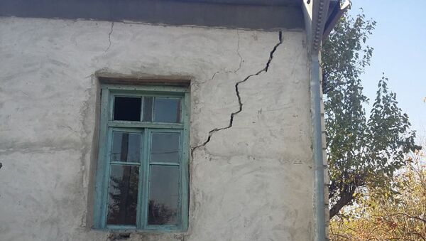 Пострадавший в результате землетрясения частный дом, архивное фото - Sputnik Азербайджан