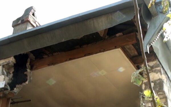 Разрушенный в результате землетрясения частный дом жительницы села Учоглан Агдамского района Захры Сафаровой - Sputnik Азербайджан