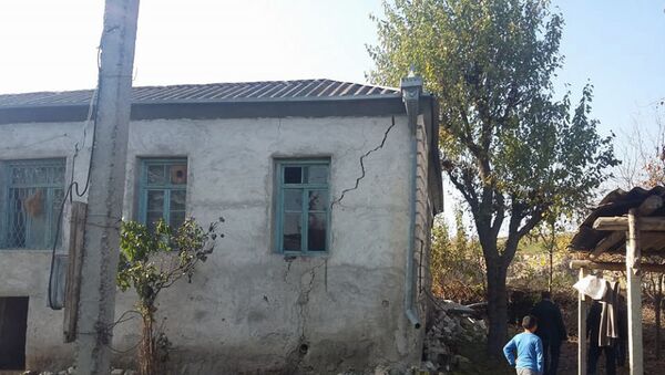 Разрушенный в результате землетрясения частный дом жительницы села Учоглан Агдамского района Захры Сафаровой  - Sputnik Азербайджан