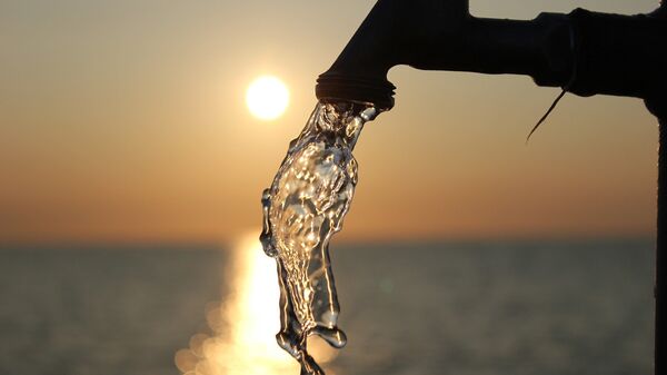Вода течет крана на фоне заката, фото из архива - Sputnik Азербайджан