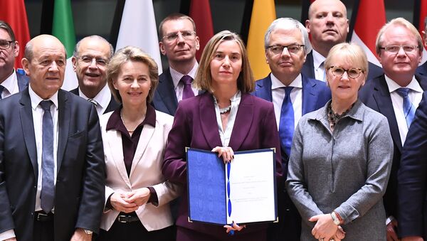 Церемония подписания учредительных документов в рамках европейской программы Постоянного структурного сотрудничества в оборонной сфере, Брюссель, 13 ноября 2017 года - Sputnik Азербайджан