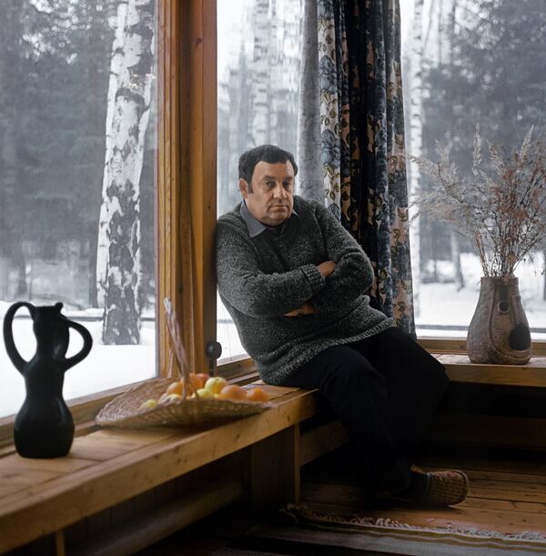 Кинорежиссер, народный артист СССР, лауреат Государственной премии СССР 1977 года и Государственной премии РСФСР 1979 года Эльдар Александрович Рязанов в своем загородном доме. 27 февраля 1988 года Кинорежиссер, народный артист СССР, лауреат Государственной премии СССР 1977 года и Государственной премии РСФСР 1979 года Эльдар Александрович Рязанов в своем загородном доме. 27 февраля 1988 года - Sputnik Азербайджан