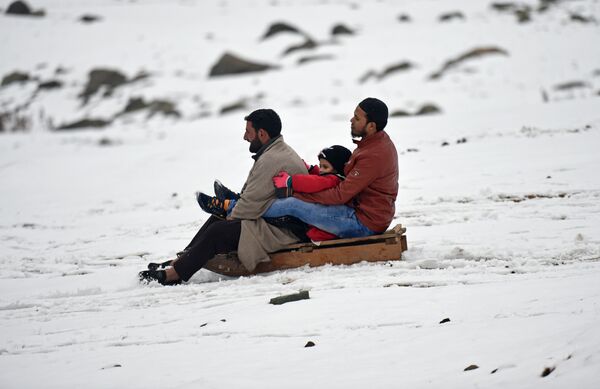Кашмирцы катаются на санках после снегопада в Сонамаге, Индия. - Sputnik Азербайджан