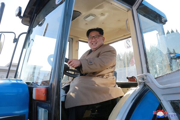 Северокорейский лидер Ким Чен Ын дает указания заводу по производству тракторов Kumsong - Sputnik Азербайджан