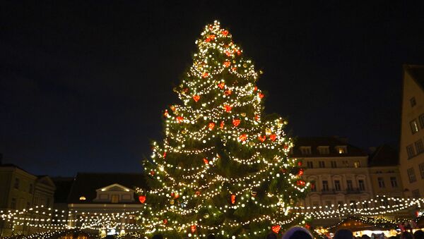 В Таллинне на Ратушной площади зажгли огни рождественской ели - Sputnik Азербайджан
